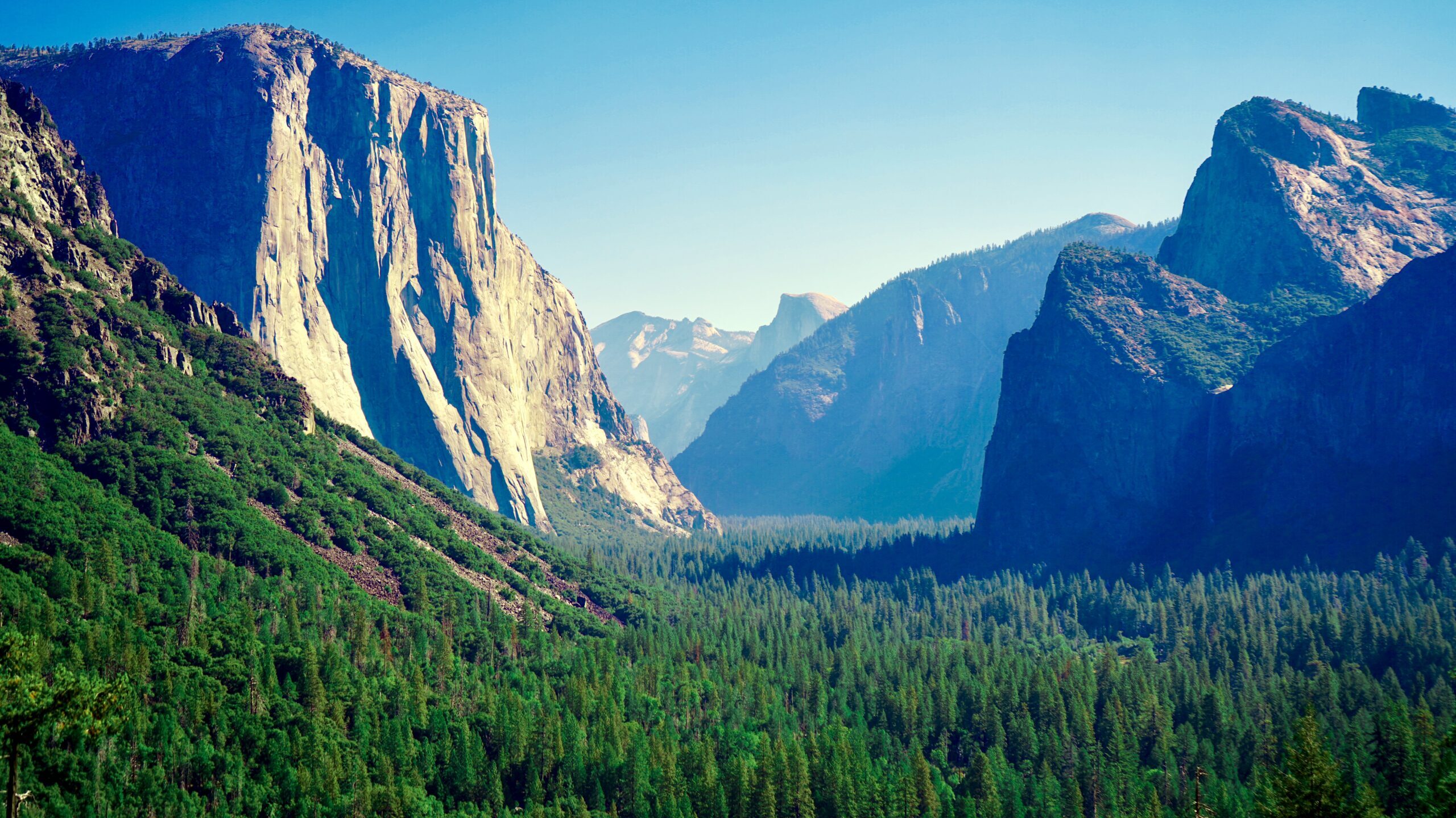 Photo of a large mountain known as El Capitan, located at Yosemite National Park in Northern California.